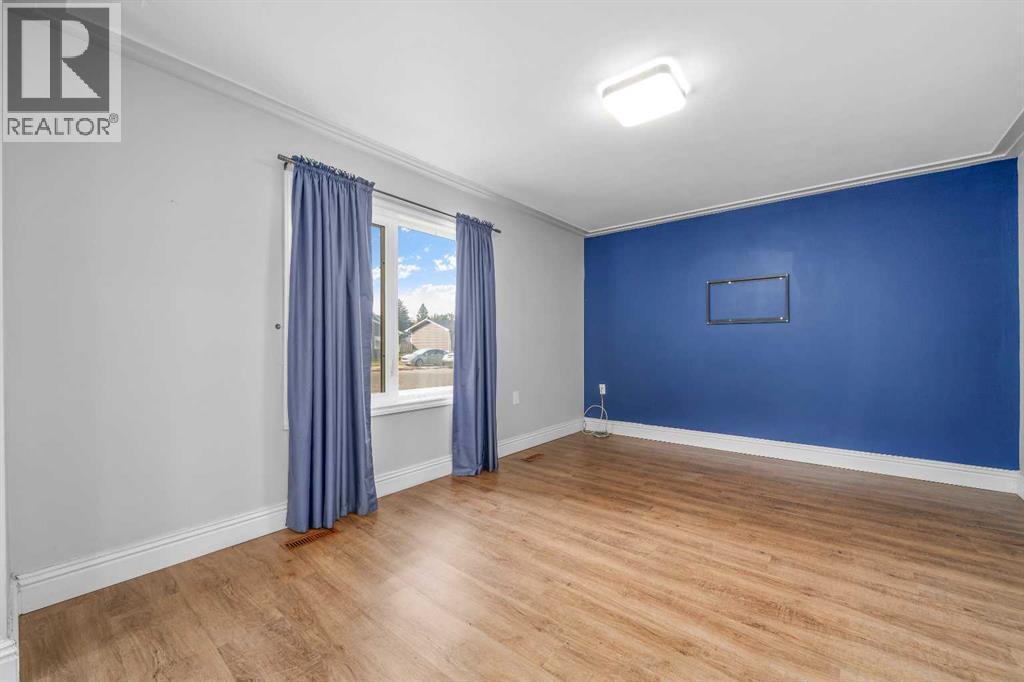 106 8 Avenue W Property Photo 10
