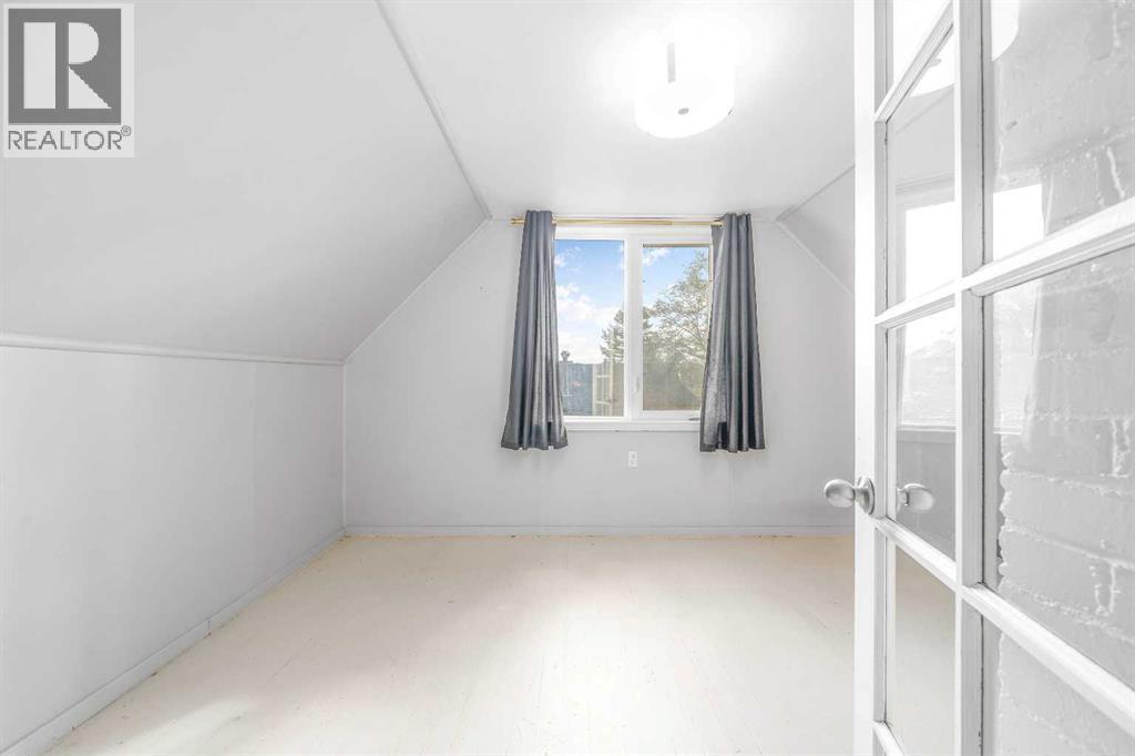106 8 Avenue W Property Photo 18