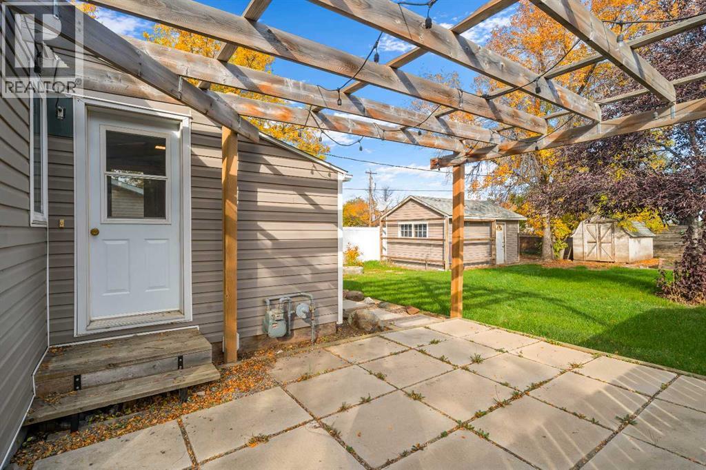 106 8 Avenue W Property Photo 22