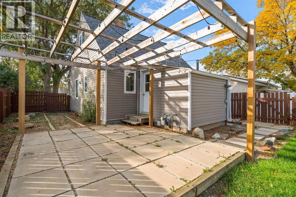 106 8 Avenue W Property Photo 23