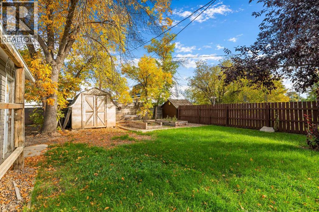 106 8 Avenue W Property Photo 25