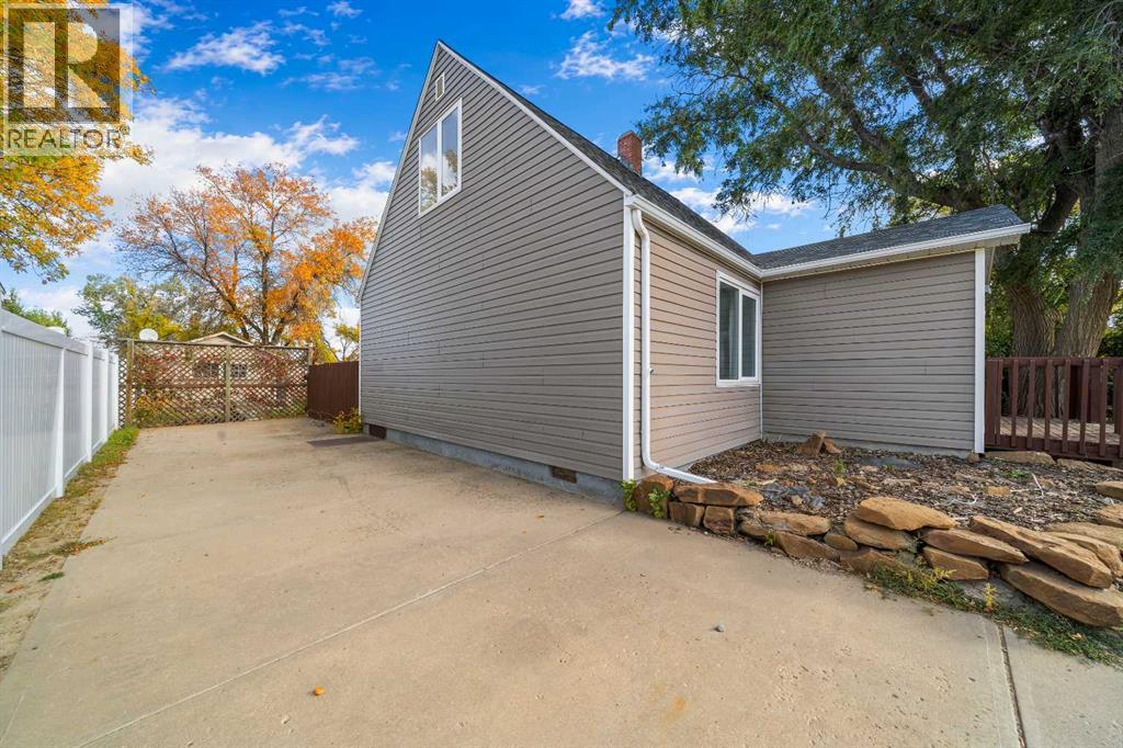 106 8 Avenue W Property Photo 28