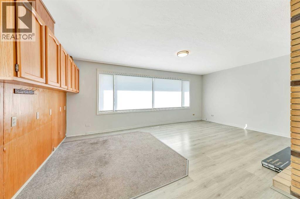 5008 47 Street Property Photo 3