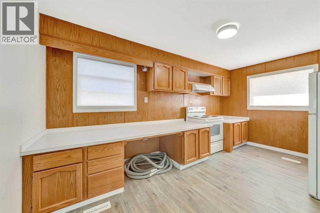 5008 47 Street Property Photo 10