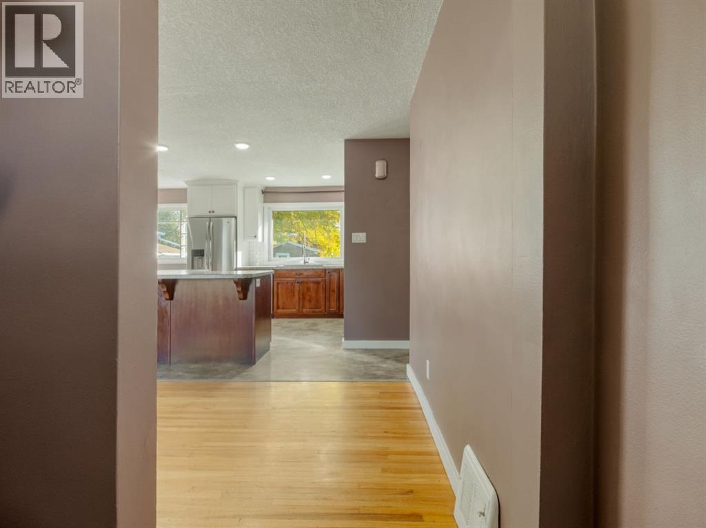 309 26 Street S Property Photo 6