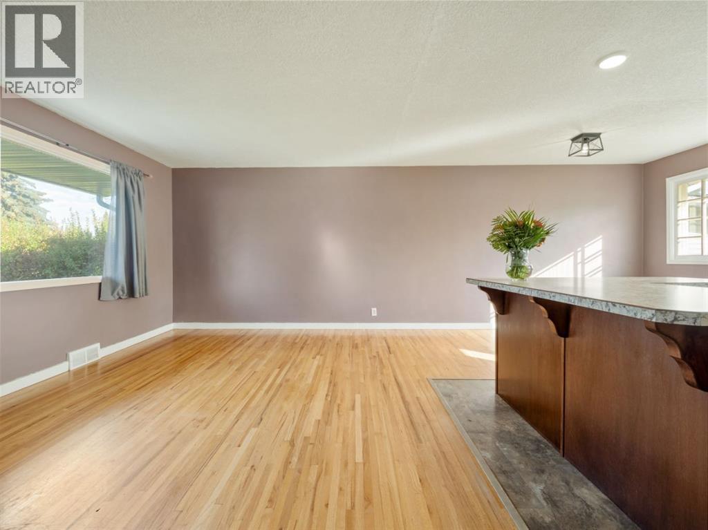 309 26 Street S Property Photo 11