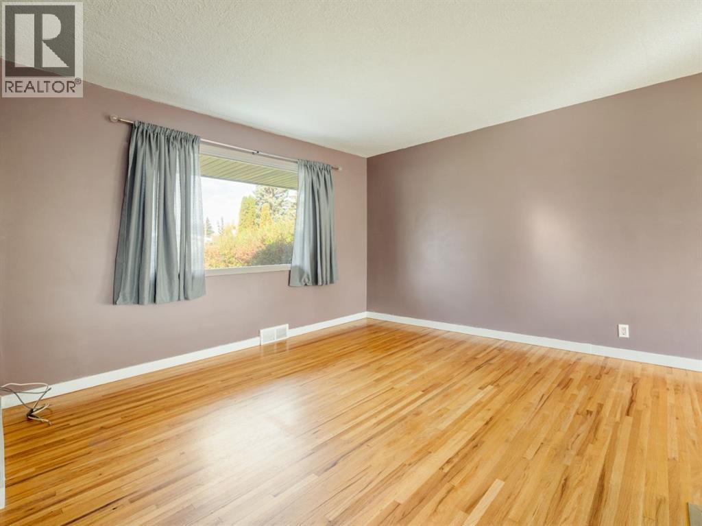 309 26 Street S Property Photo 13