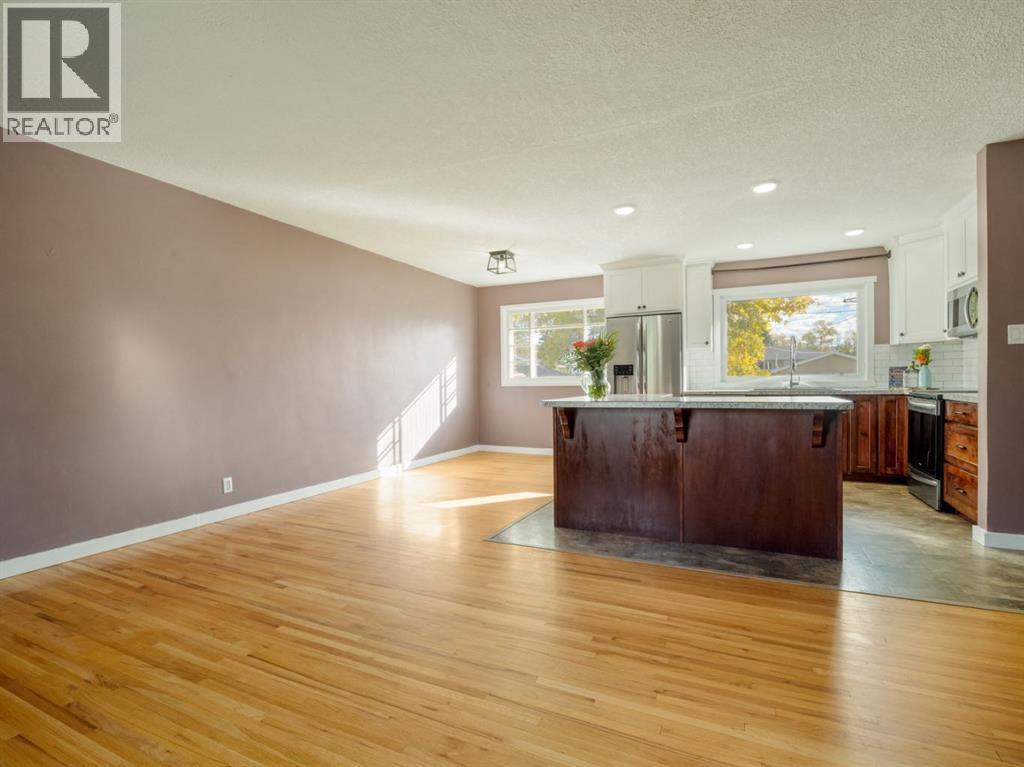 309 26 Street S Property Photo 16