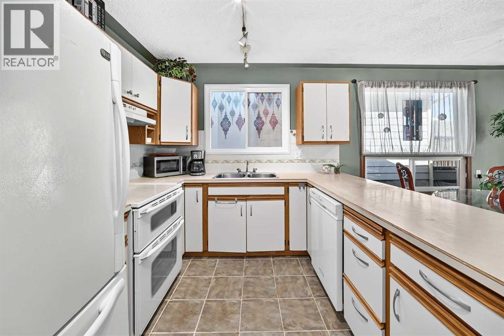 155 Strathcona Close Sw Property Photo 4