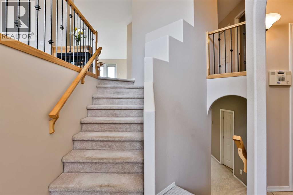 37 Squamish Crescent W Property Photo 3