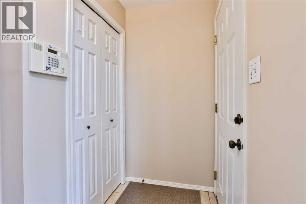 37 Squamish Crescent W Property Photo 4