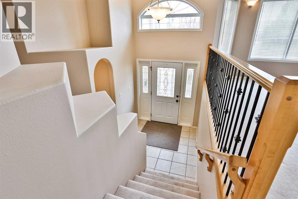 37 Squamish Crescent W Property Photo 5
