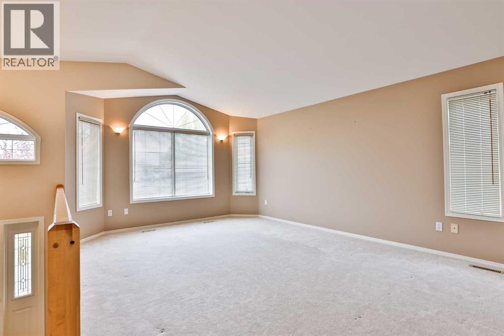 37 Squamish Crescent W Property Photo 6