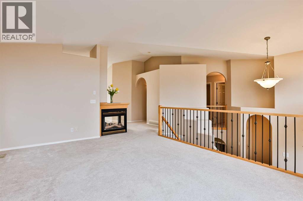 37 Squamish Crescent W Property Photo 7