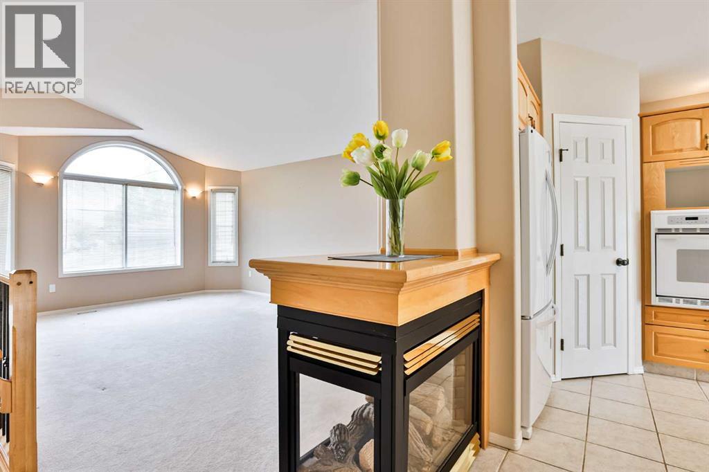 37 Squamish Crescent W Property Photo 8