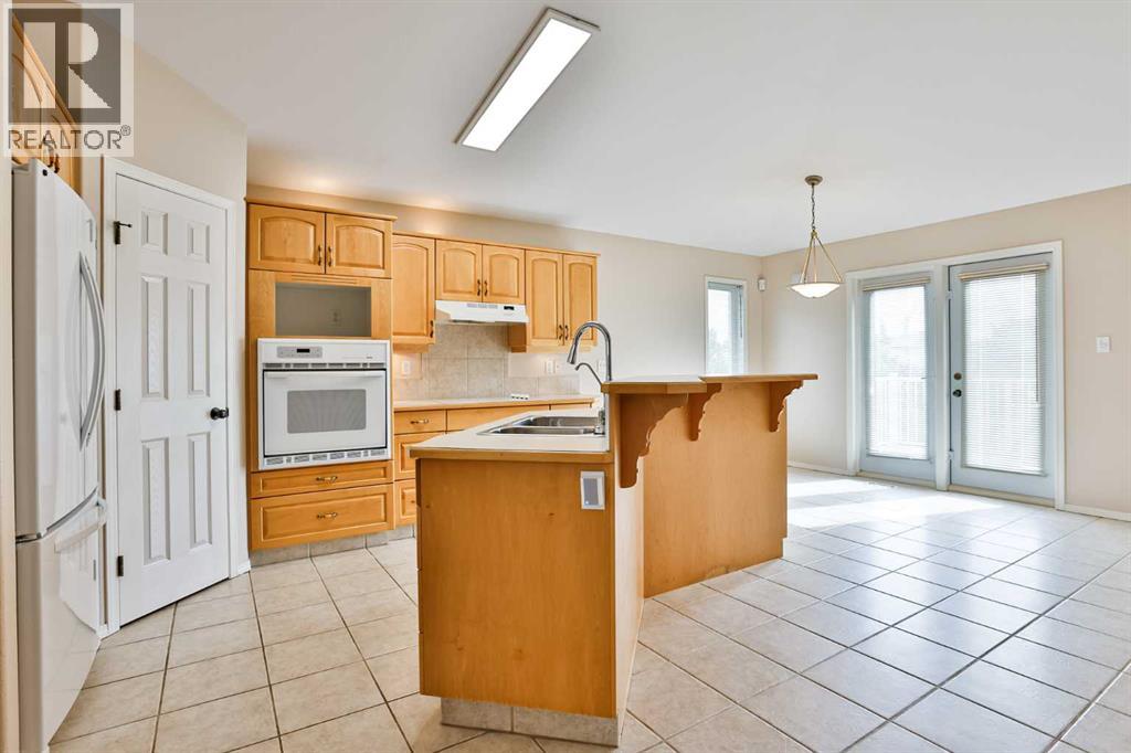 37 Squamish Crescent W Property Photo 9