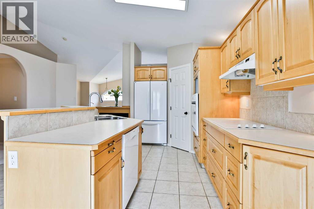 37 Squamish Crescent W Property Photo 10