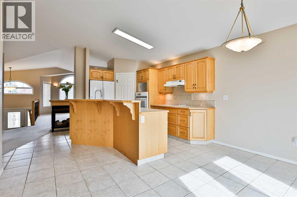 37 Squamish Crescent W Property Photo 12