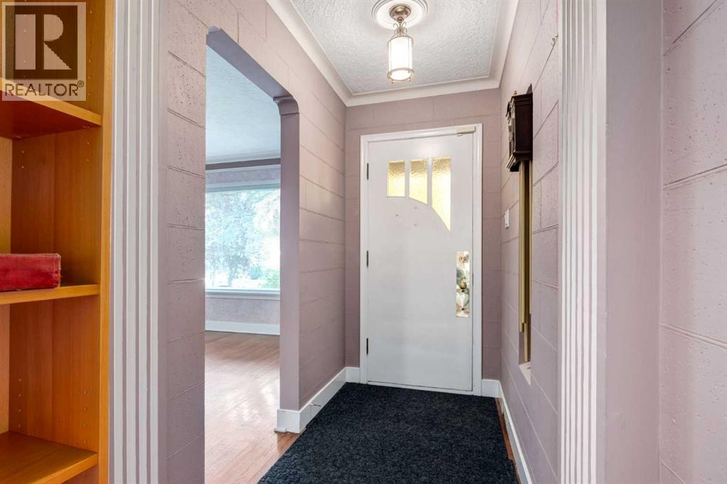 827 17 Avenue Nw Property Photo 3