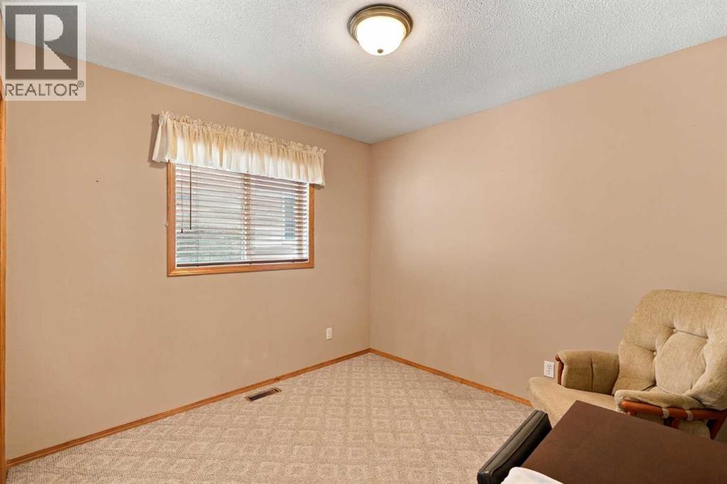 407 Lineham Acres Bay Nw Property Photo 26