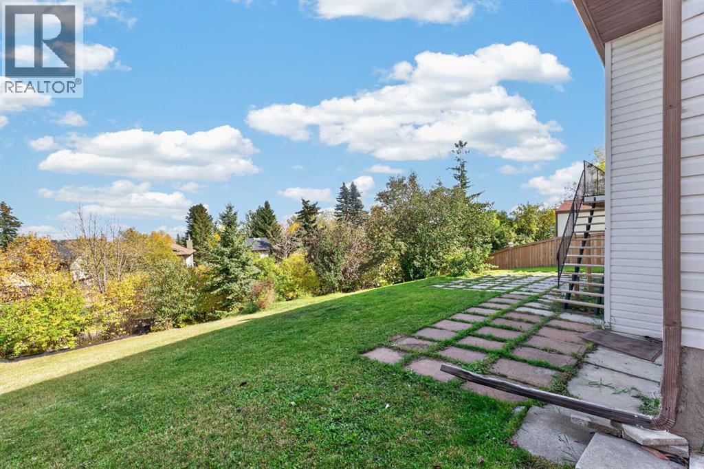 63 Beaconsfield Crescent Nw Property Photo 3