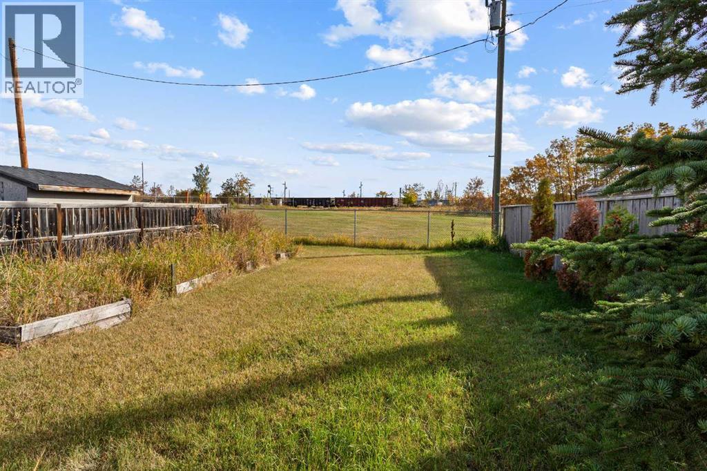 5203 41 Street Property Photo 3