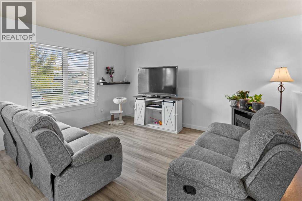 5203 41 Street Property Photo 4