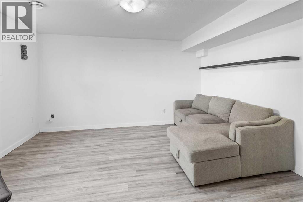 5203 41 Street Property Photo 14