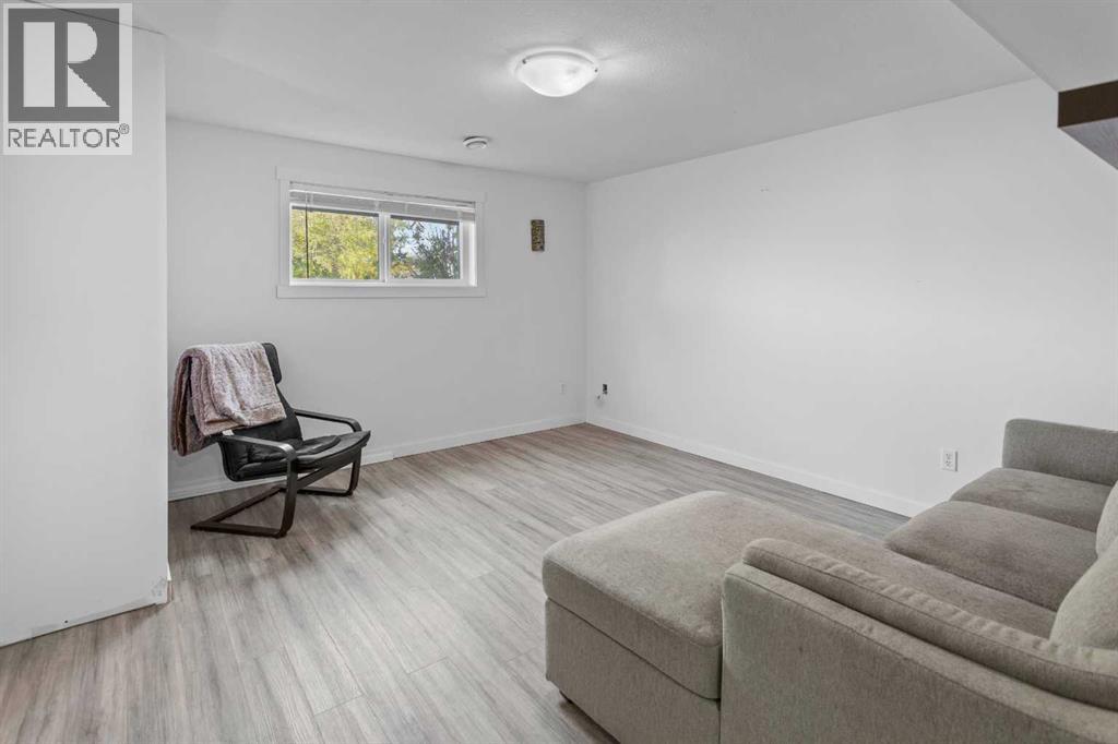 5203 41 Street Property Photo 15