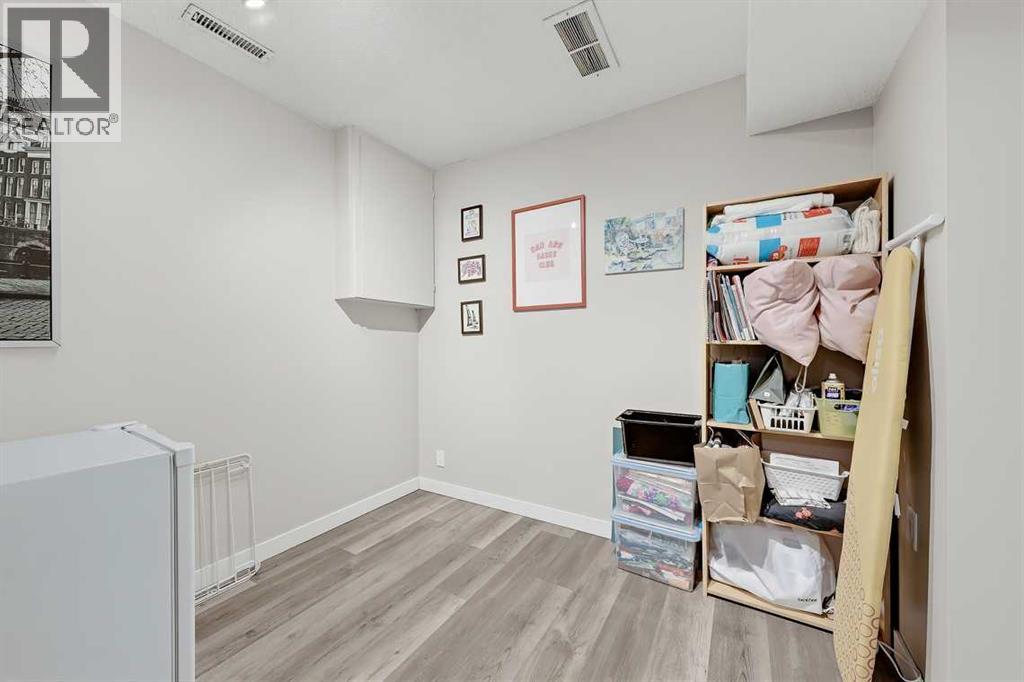 64 Woodacres Crescent Southwest Property Photo 29