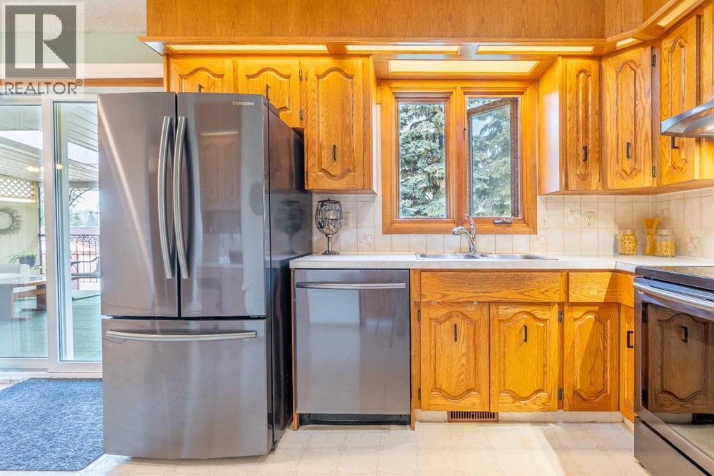 5825 52 Street Property Photo 2