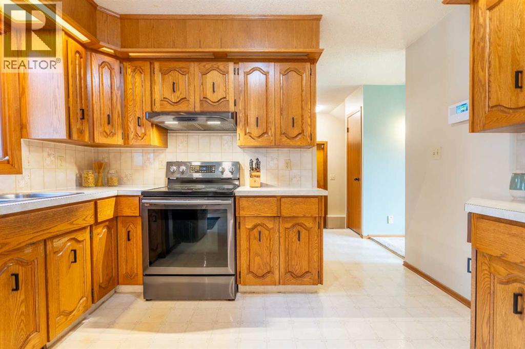5825 52 Street Property Photo 3