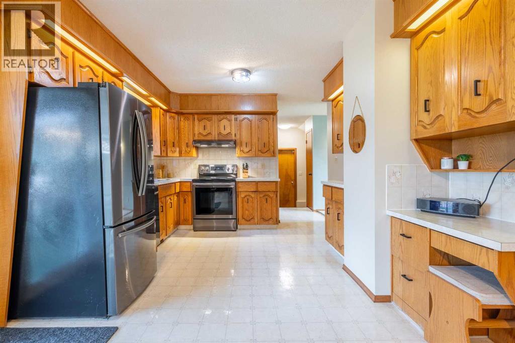 5825 52 Street Property Photo 4