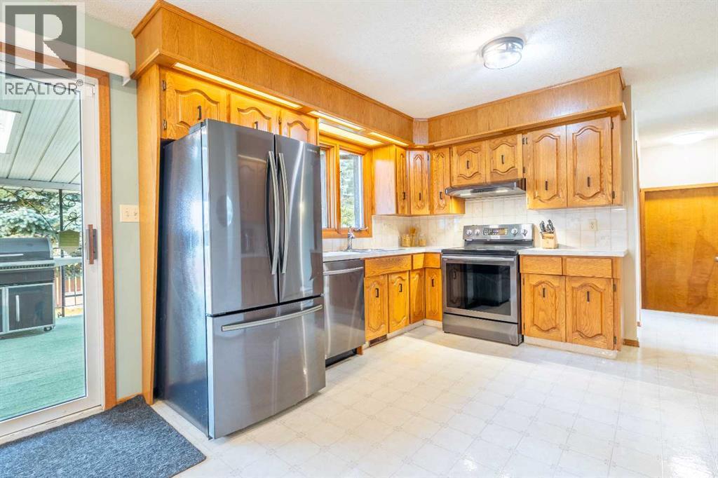 5825 52 Street Property Photo 5