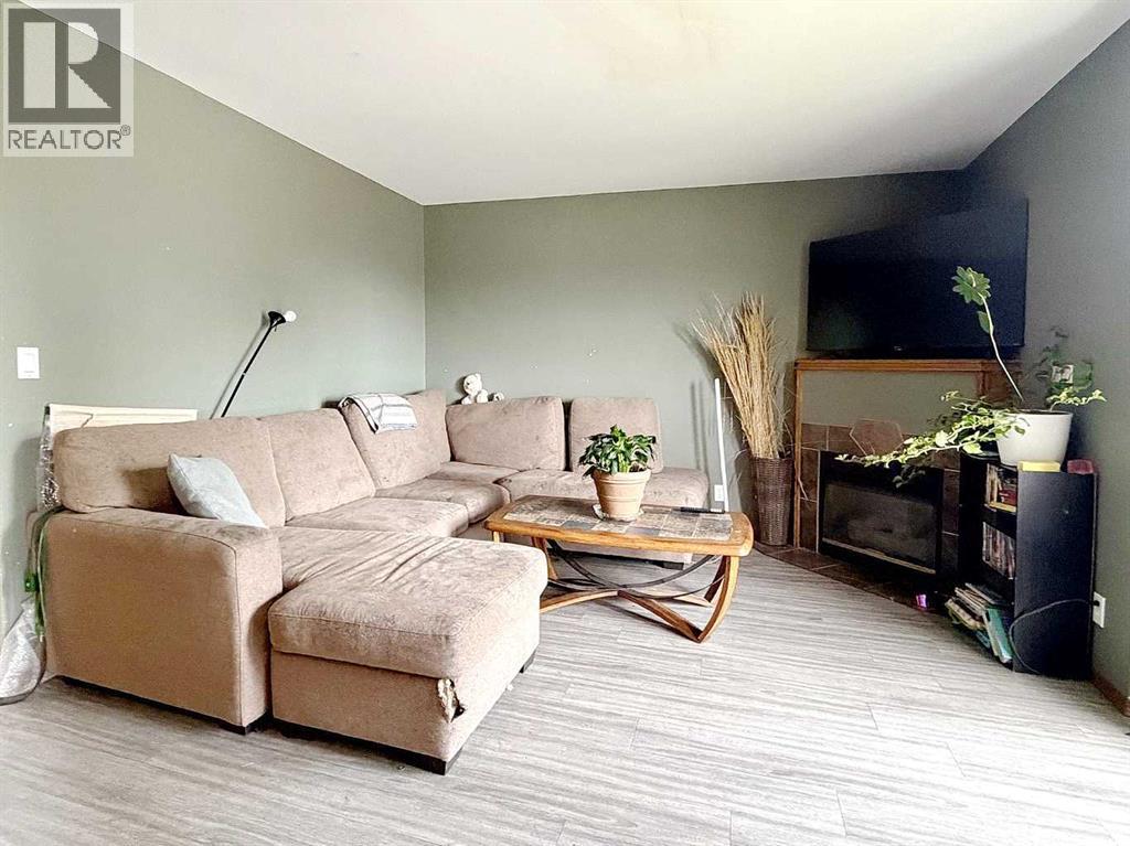 4732 43 Street Property Photo 3