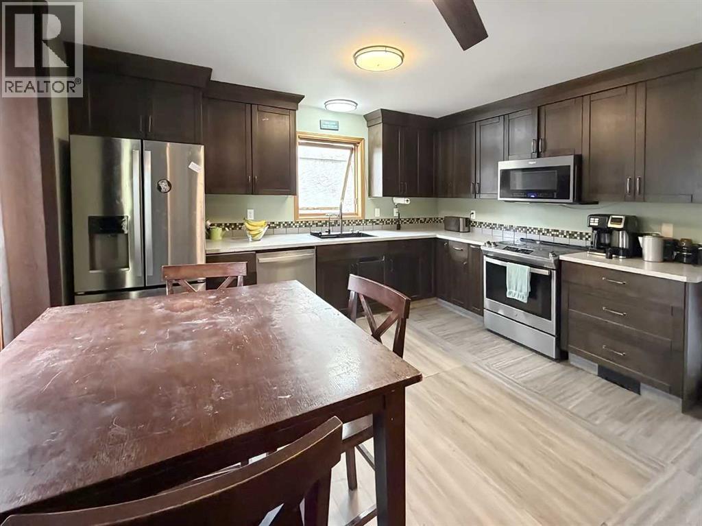 4732 43 Street Property Photo 5