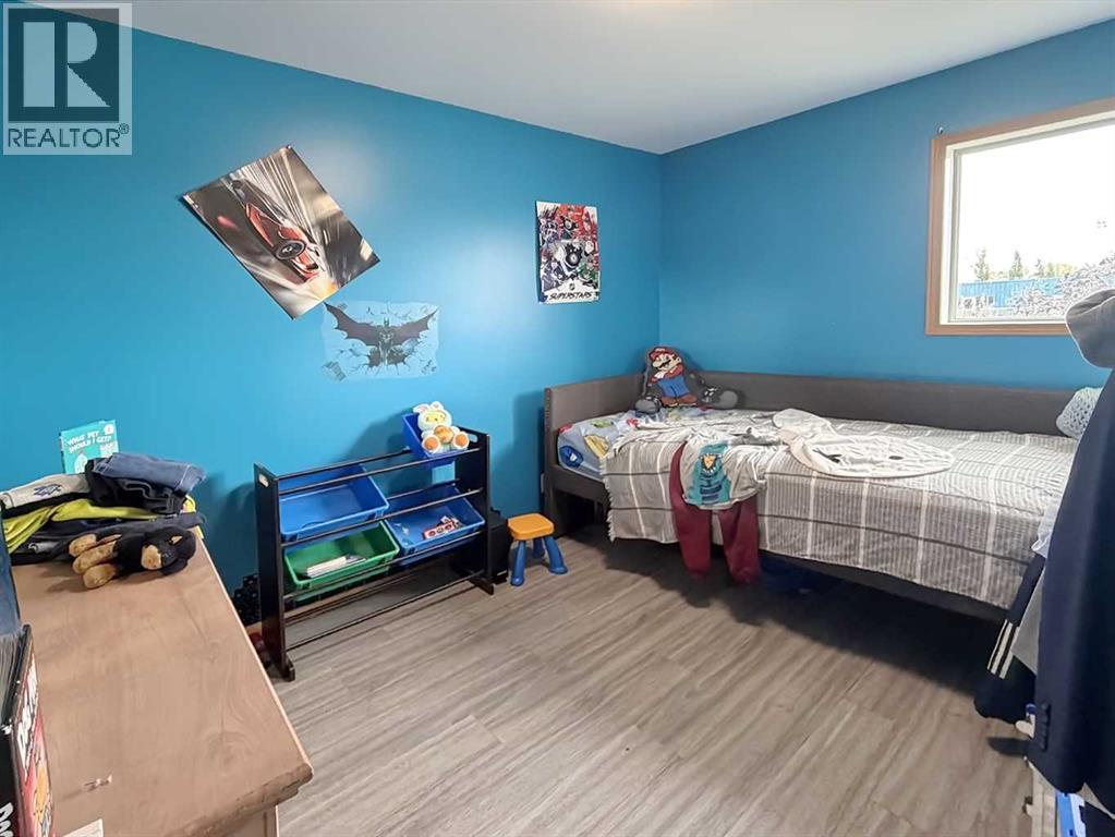 4732 43 Street Property Photo 9