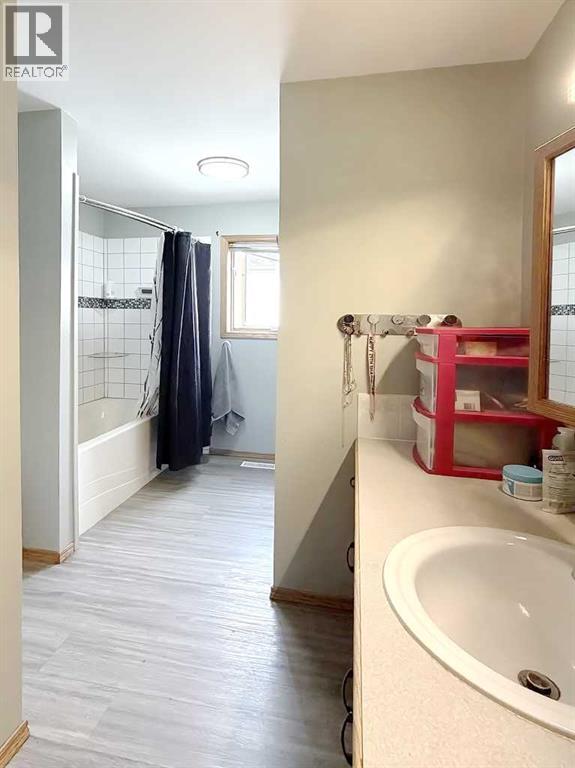 4732 43 Street Property Photo 11