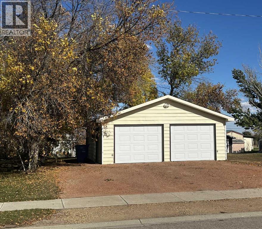 236 2 Avenue W Property Photo 1