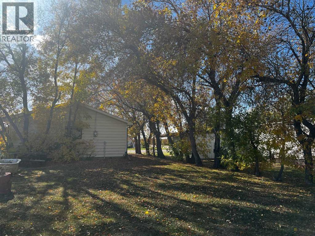 236 2 Avenue W Property Photo 2