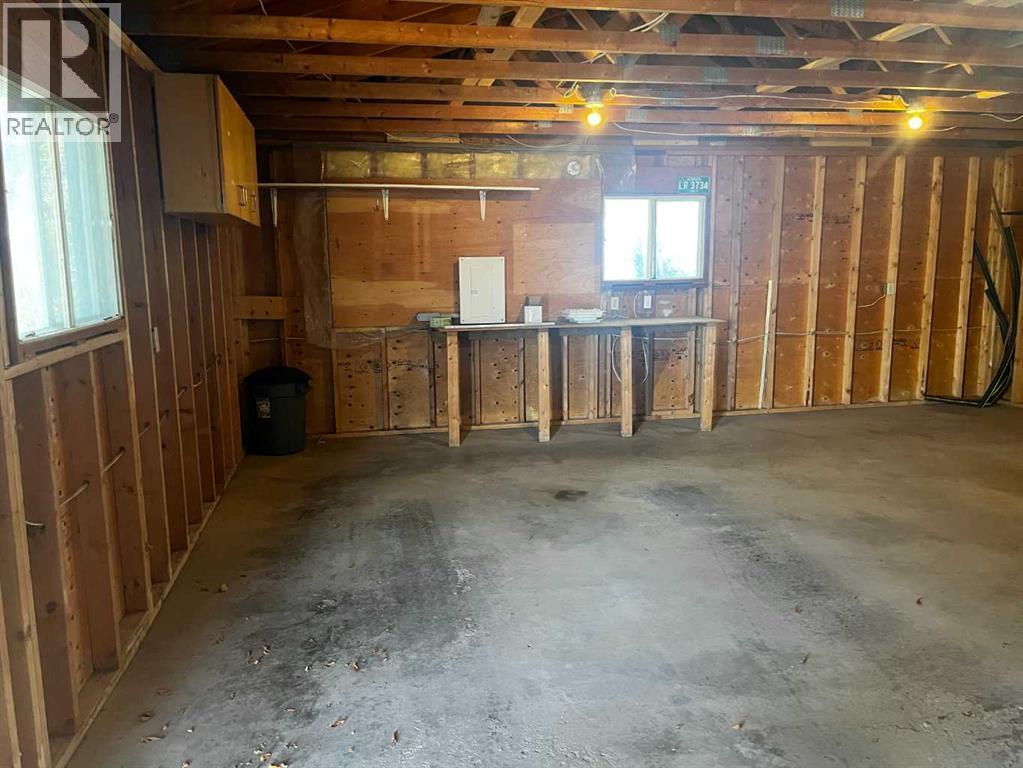 236 2 Avenue W Property Photo 4