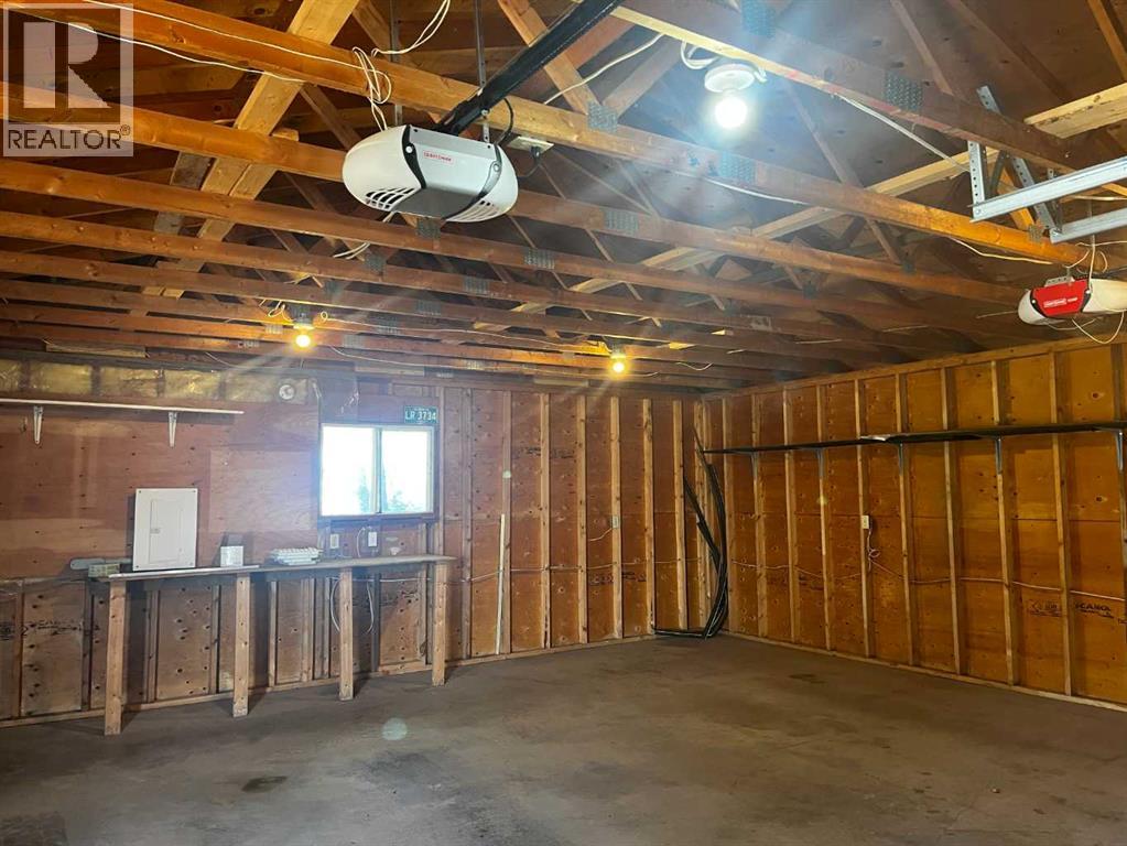 236 2 Avenue W Property Photo 5