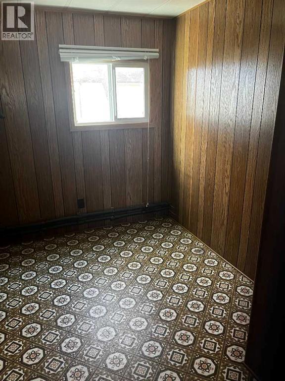 240 2 Avenue W Property Photo 8