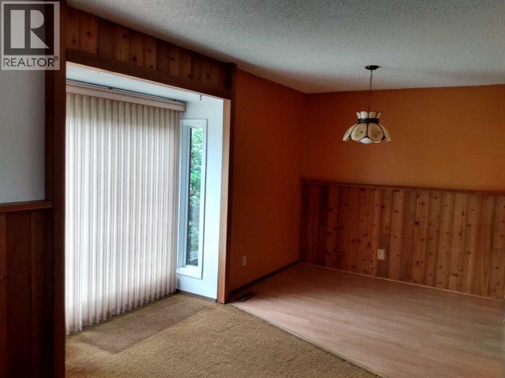 100 Doverglen Crescent Se Property Photo 5