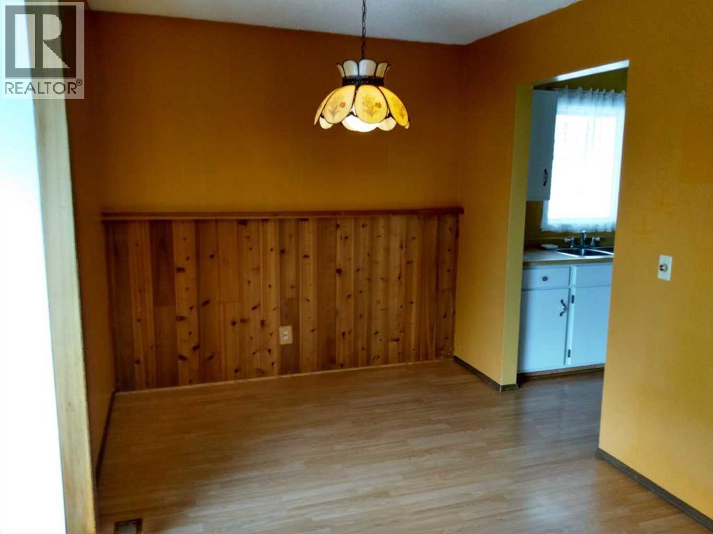 100 Doverglen Crescent Se Property Photo 6
