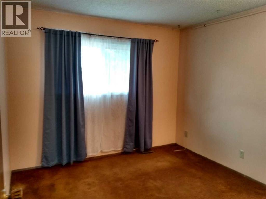 100 Doverglen Crescent Se Property Photo 10