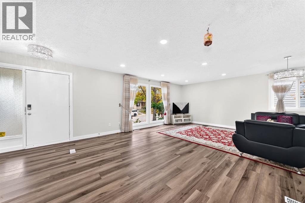 135 Whiteview Close Ne Property Photo 15