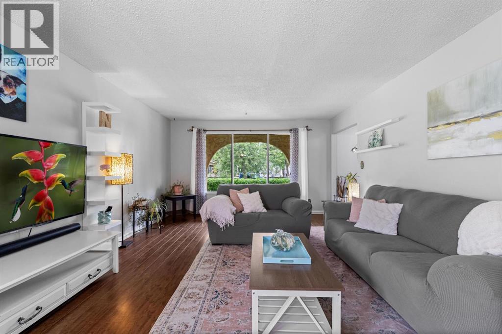 5221 42 Street Property Photo 3