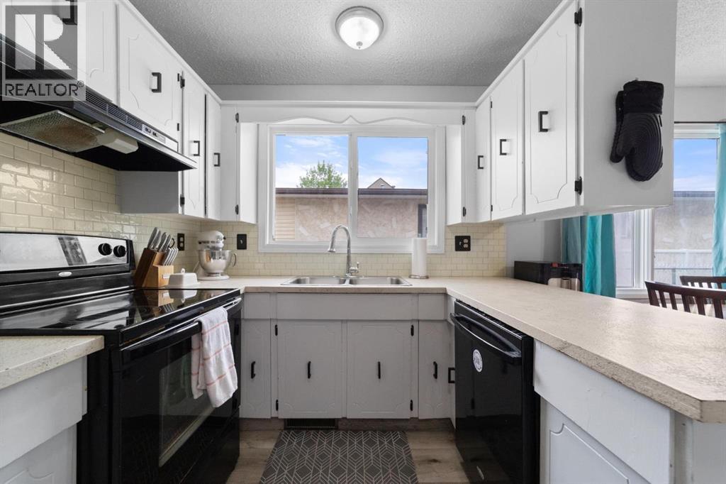 5221 42 Street Property Photo 9