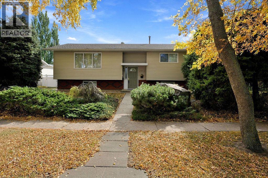 5907 43 Avenue Property Photo 1